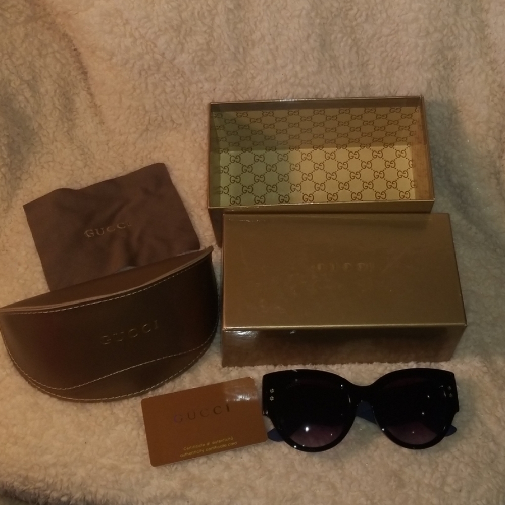 WOMEN'S AUTHENTIC GUCCI SUNGLASSES WITH CASE